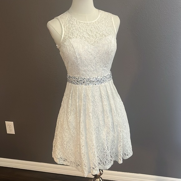 B. Darling Dress - Picture 14 of 15